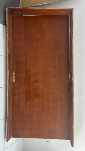 Porta de madeira com aduela
