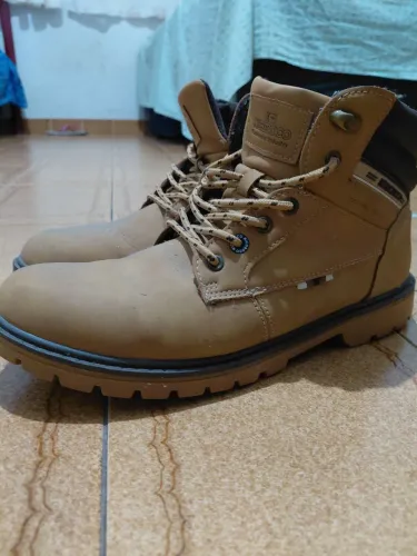 Botas marrons tipo timberland tamanho 42 em perfeito estado