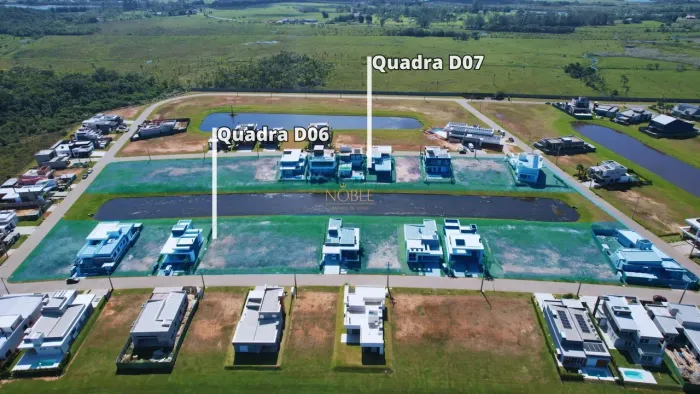 Terreno de 430m² de fundos para lago no Reserva das Águas, Torres.