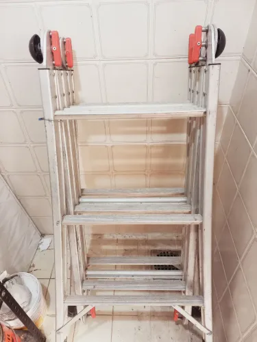 Vendo uma escada de alumínio