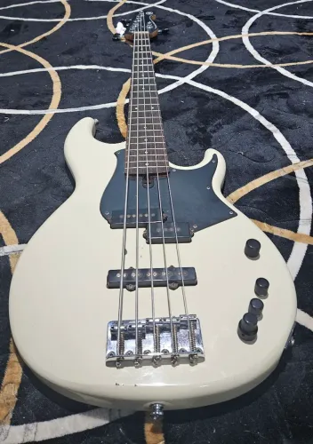 Baixo Yamaha bb235 5 cordas com preamp seymour duncan.