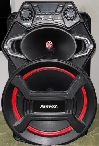 a Caixa de Som Amplificada Amvox ACA 550 Strondo II, um modelo portátil
