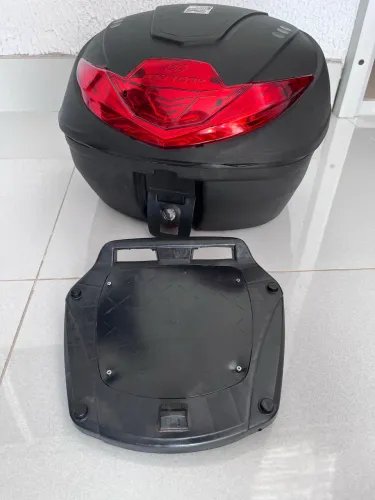 Baú 35 litros super conservado 