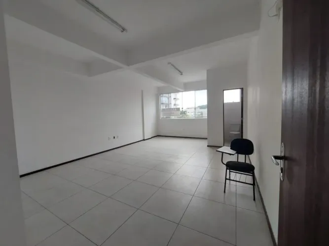 Aluga sala comercial, com 39m², 01 banheiro e 10 vagas de estacionamento rotativo.