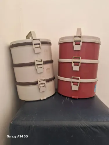 VENDO KIT DE MARMITAS PARA ALIMENTOS COM 6 COMPARTIMENTOS.