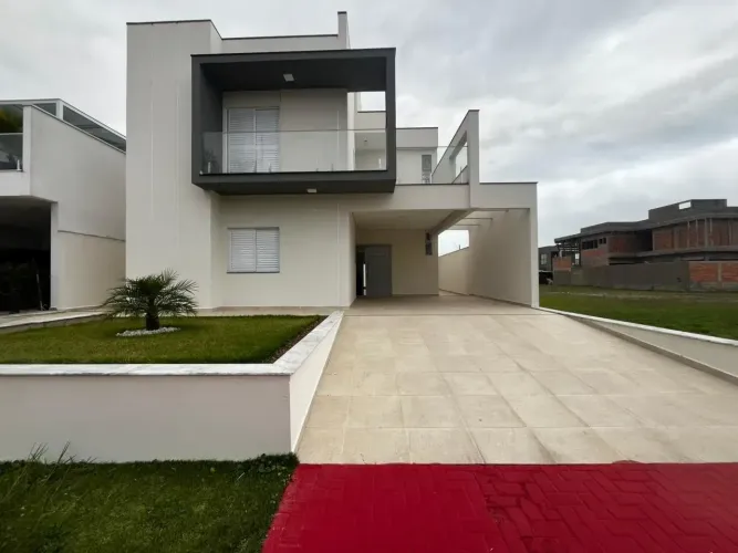 Casa em condomínio fechado lado praia a 1500 metros do mar, com 4 quartos (sendo 4 suítes)