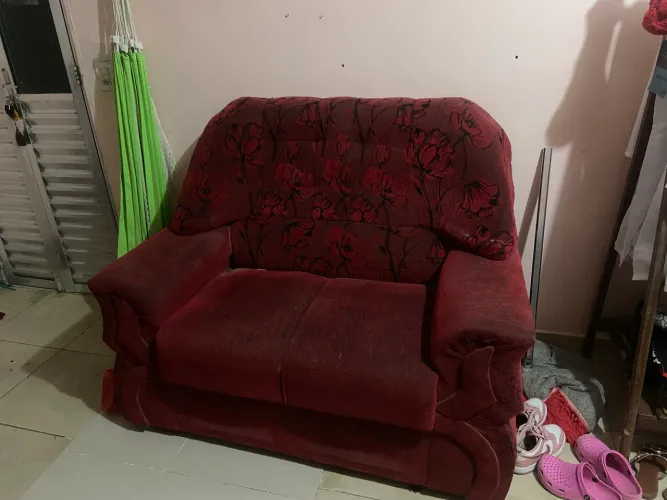 Vendo sofá vermelho em boas condições 