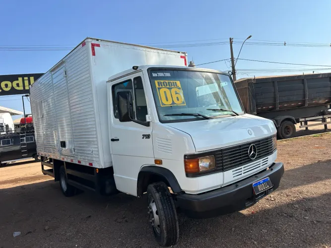 Mercedes Benz 710 plus ano:2006 baú 