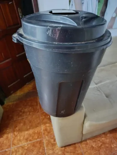 BALDE COM TAMPA 60 LITROS PRETO