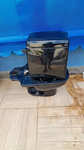 CONJUNTO DE VASO SANITÁRIO E BANCADA DE PIA DE BANHEIRO.