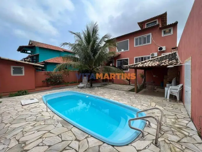 Casa duplex em condomínio com 3 suítes e área gourmet completa em Cabo Frio - Por R$ 700.0
