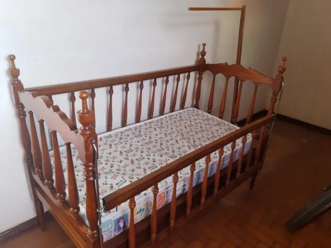 Berço Madeira Maciça Cerejeira com suporte para véu de mosquiteiro