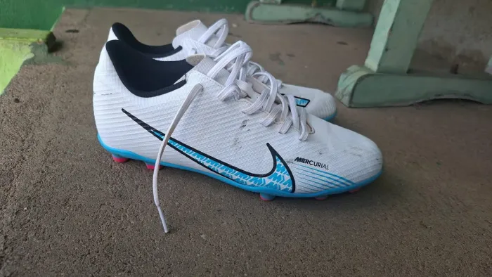 Chuteira Nike Mercurial Vapor (Branca com Azul e Rosa)