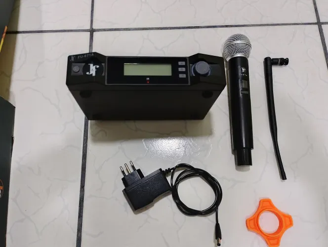 MICROFONE S/ FIO UHF COM PAINEL DIG FU - 671A