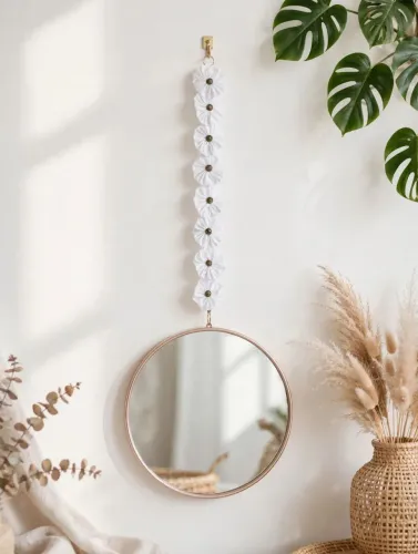 Espelho com corrente dourada decorado com fuxicos