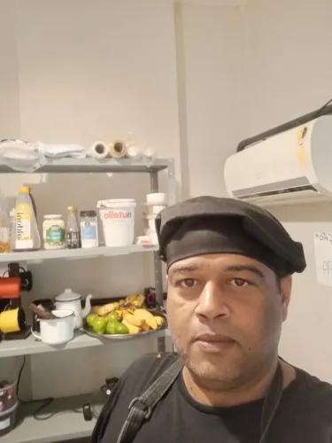 Pizzaiolo,cozinheiro , preparo de esfiha, churrasqueiro,masseiro ,trabalho com massas .