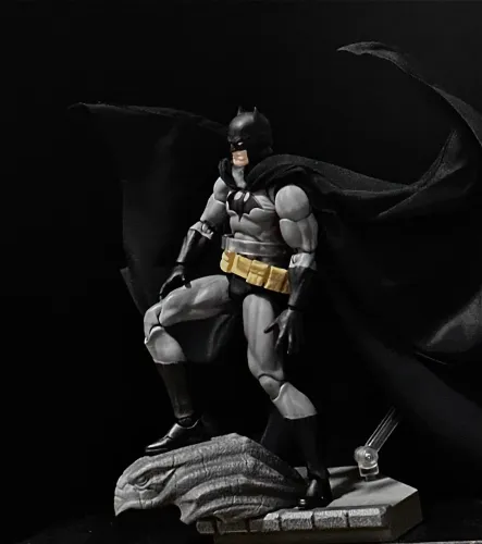 Batman hush mafex preto e cinza original. (preço negociável)