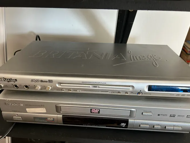 Lote com dois aparelhos de dvd, ligando porém com problema na hora de abrir a bandeja