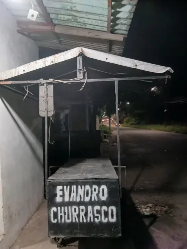 Carrinho de churrasco + 4 pneus reserva