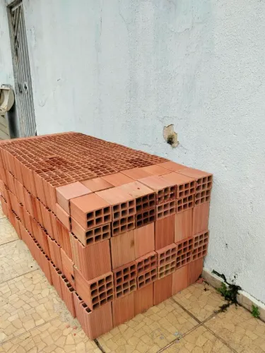 550 un Tijolo 6 furos novos e 1m3 areia e brita. SOBRA de obra. $550Pix ou 600 3x cc