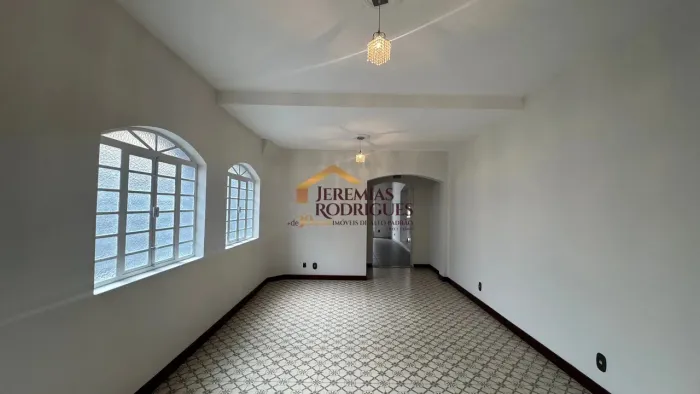 Casa para locação e venda no Bairro São Benedito em Pindamonhangaba/SP.