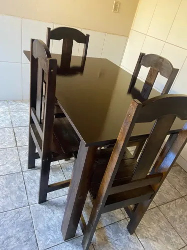 Vende-se mesa com quatro cadeiras novas de madeira sem n mar enhuma marca de uso