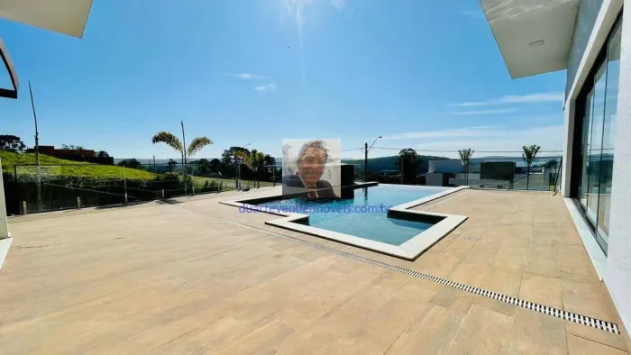 Belíssima residência no condomínio Lê Portier Residence, localizado junto a