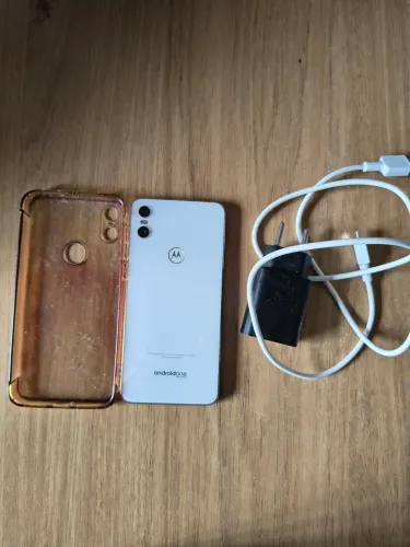 Vendo celular motoone barbada 