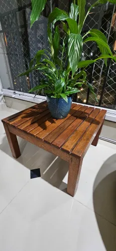 Mesa de canto ou de centro em madeira rústica envernizada 55cm X 55cm 35cm de altura