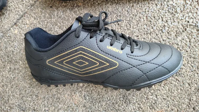 Chuteira Umbro preta com meião preto 37