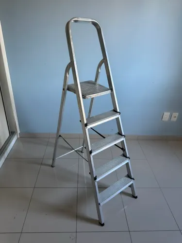 Escada 4 degraus +plataforma superior