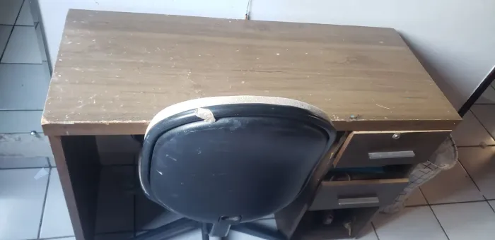 Mesa de estudo e cadeira