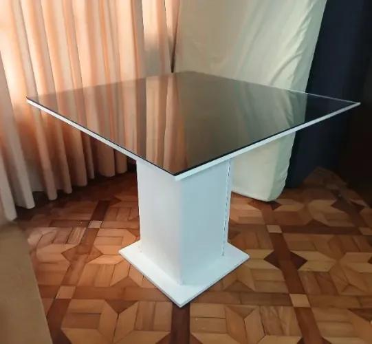 Vende-se Mesa de Jantar de 4 Lugares com Tampo de Vidro!