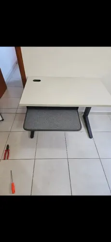 Mesa de escritório MDF e aço usada