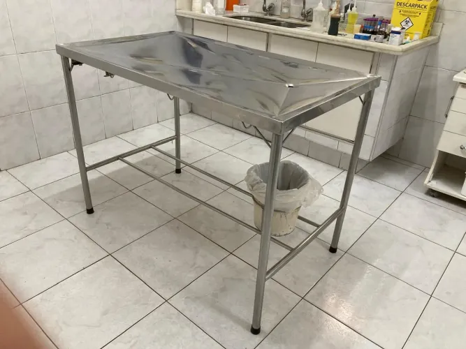 Mesa de atendimento veterinário totalmente em aço inox, com gaveta em inox