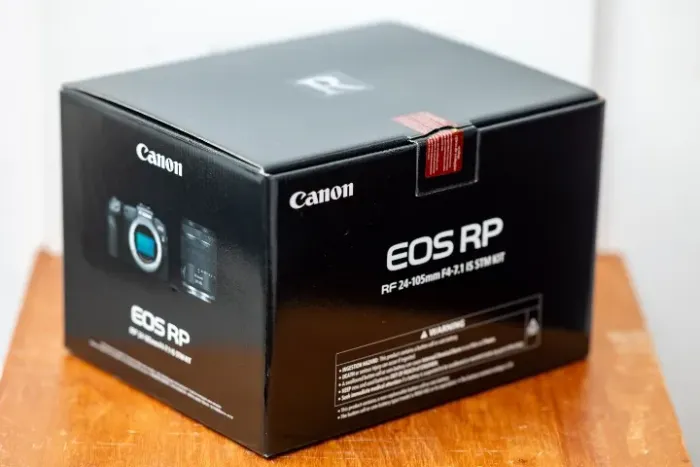 Kit Original Canon EOS RP (SEM CÂMERA / SEM LENTE) - Caixa + Carregador + Alça + Cabos + M