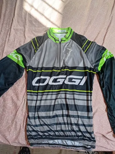 Vendo uma camisa de manga longa OGGI.
