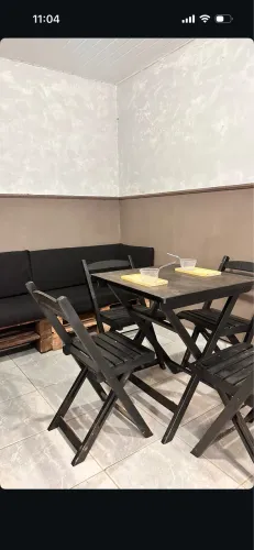 Conjunto de mesa e cadeiras de madeira