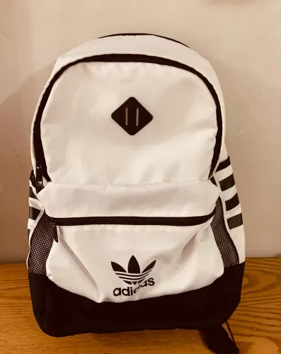 Mochila branca grande com espaço para note e bolsos laterais para garrafa