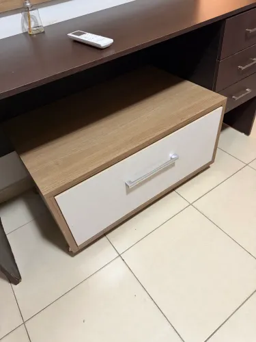 Mesa de cabeceira com gaveta e rodinha.