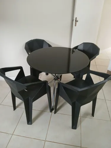 Conjunto de Mesa com 4 cadeiras.