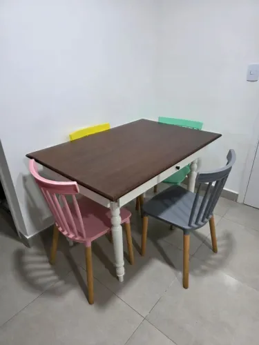 Mesa de jantar com 4 cadeiras coloridas