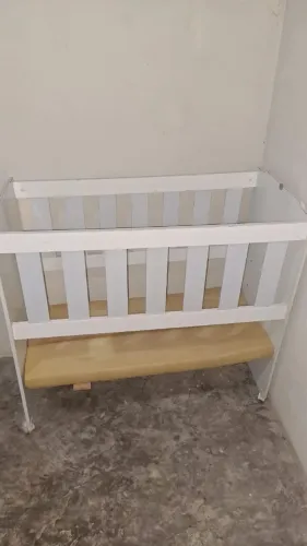Berço de bebê com musquiteiro 75