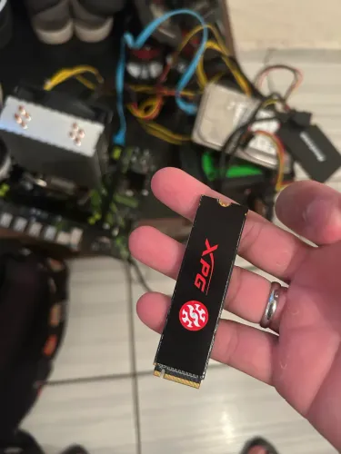 Troco ssds por gabinete preto 