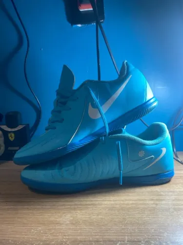 Chuteira Nike azul 