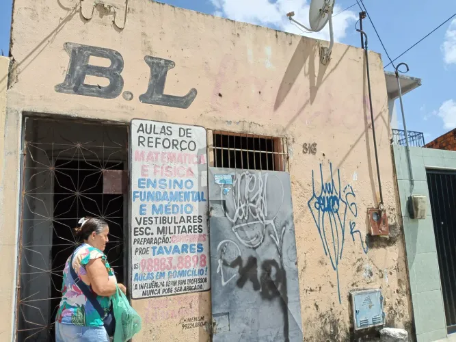 Vendo casa,3 compartimentos e1 banheiro e 1 ponto comercial pequeno.