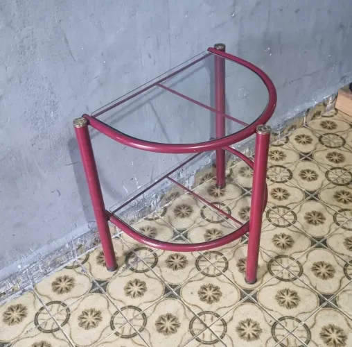 Vendo mesinha de canto com 2 prateleiras de vidro temperado