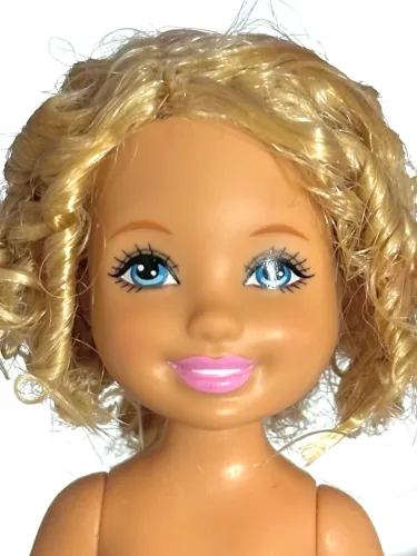 Boneca Chelsea Kelly Barbie cabelos cacheados corpinho estica