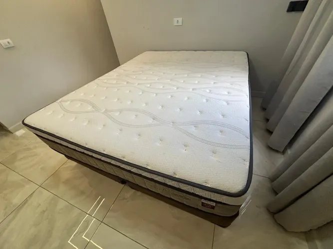 Cama Queen com base