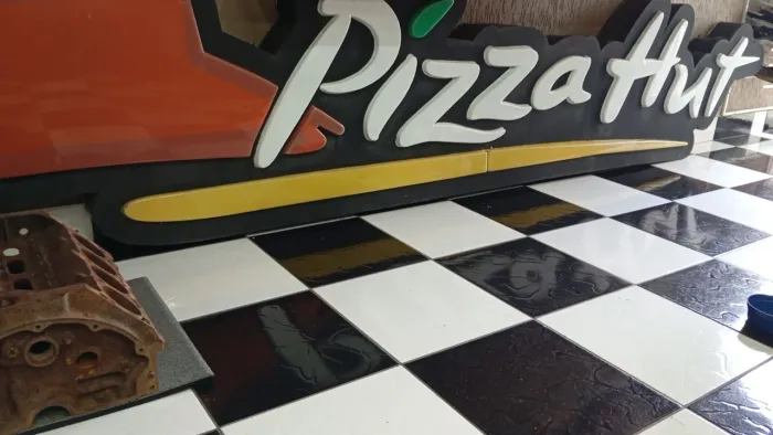 Luminoso Pizza Hut